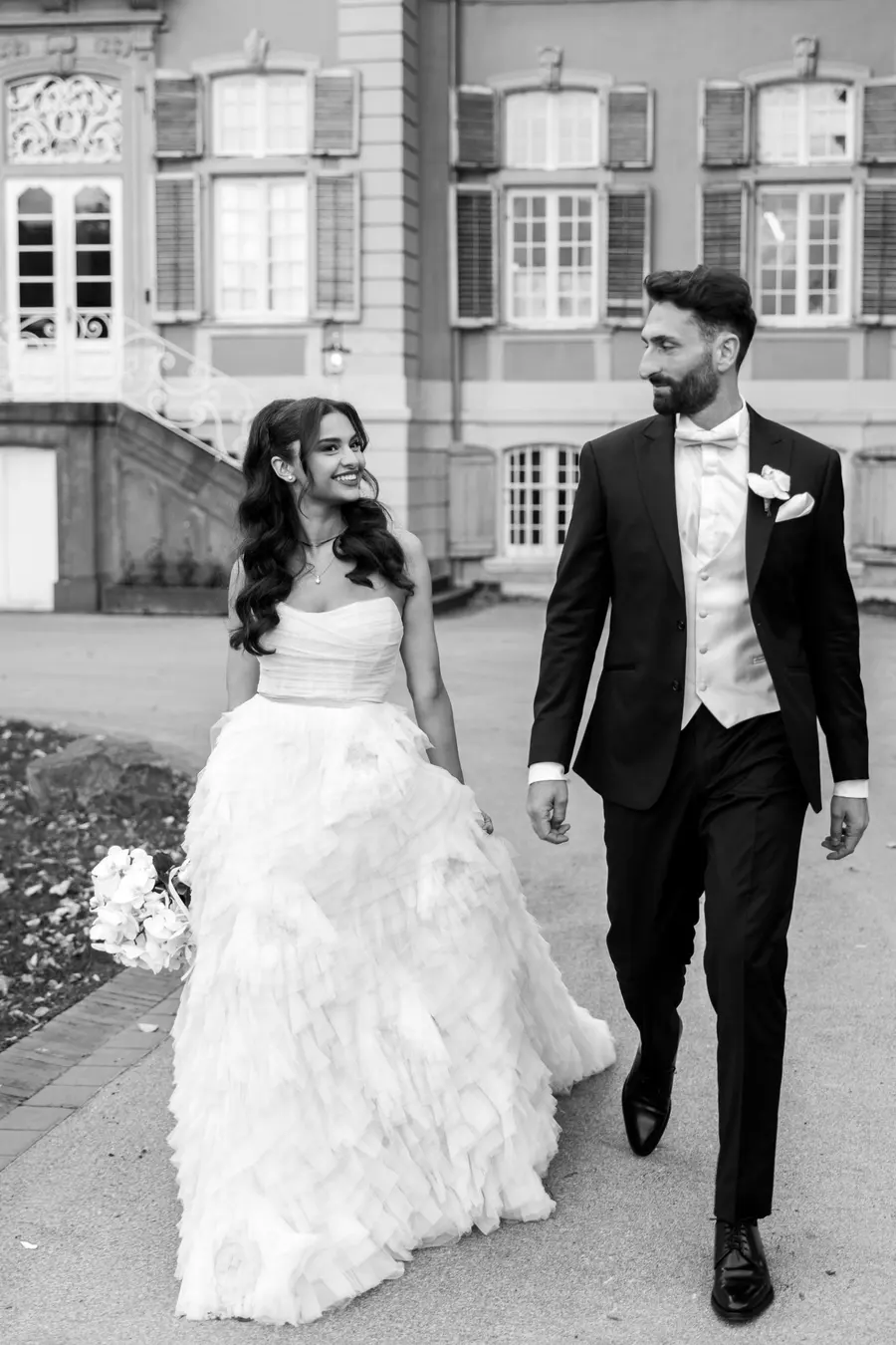 Hochzeitsfotograf NRW – Brautpaar vor einem Schloss, Schwarz-Weiß