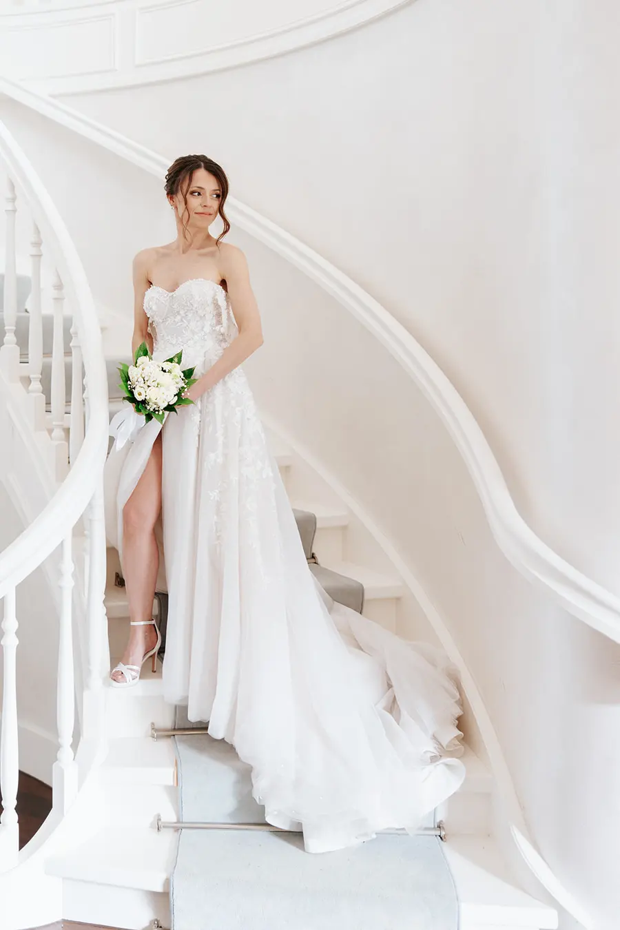 Hochzeitsfotograf Bonn – Braut auf einer geschwungenen weißen Treppe