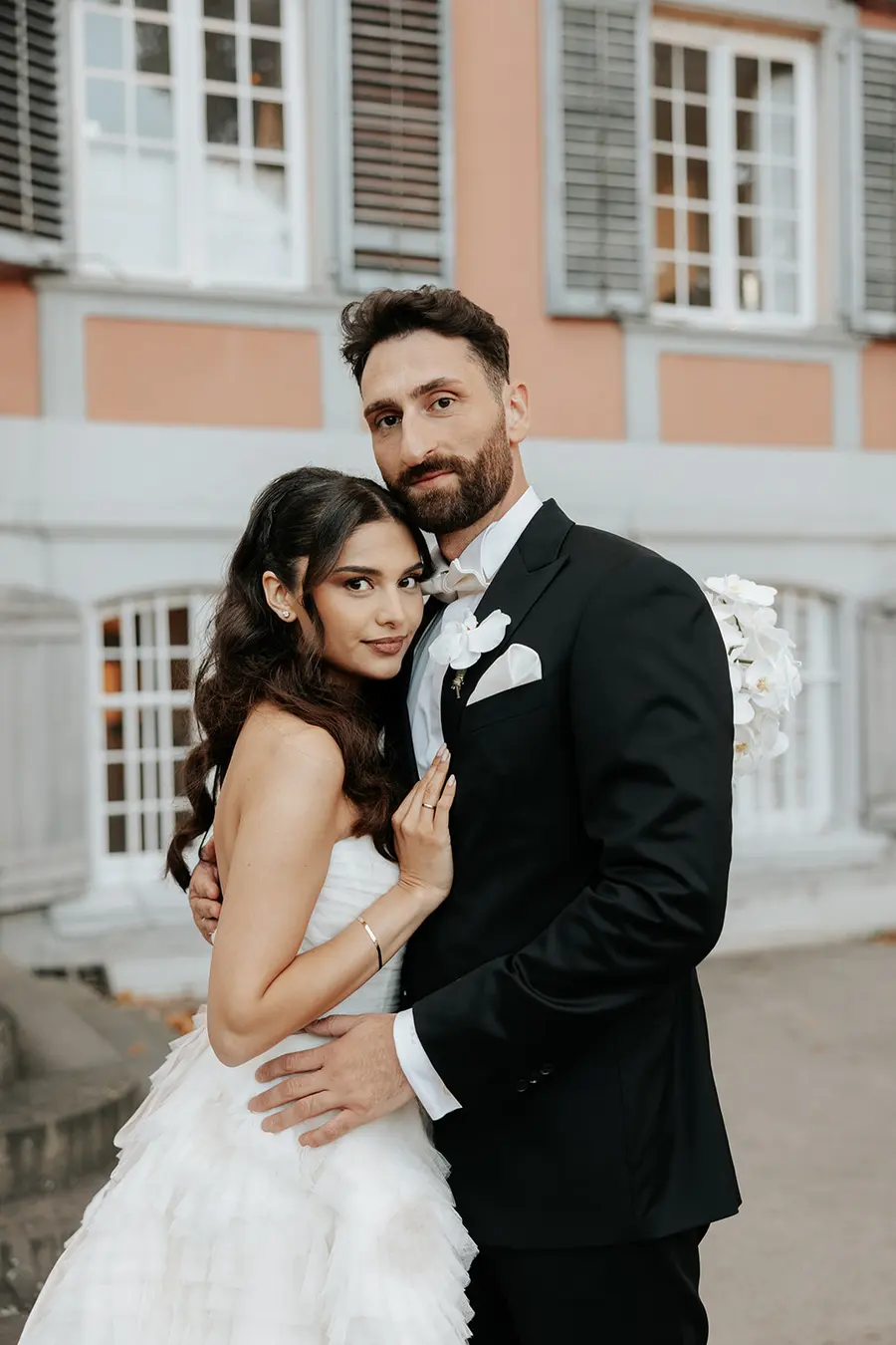 Hochzeitsfotograf Köln – Brautpaar in enger Umarmung